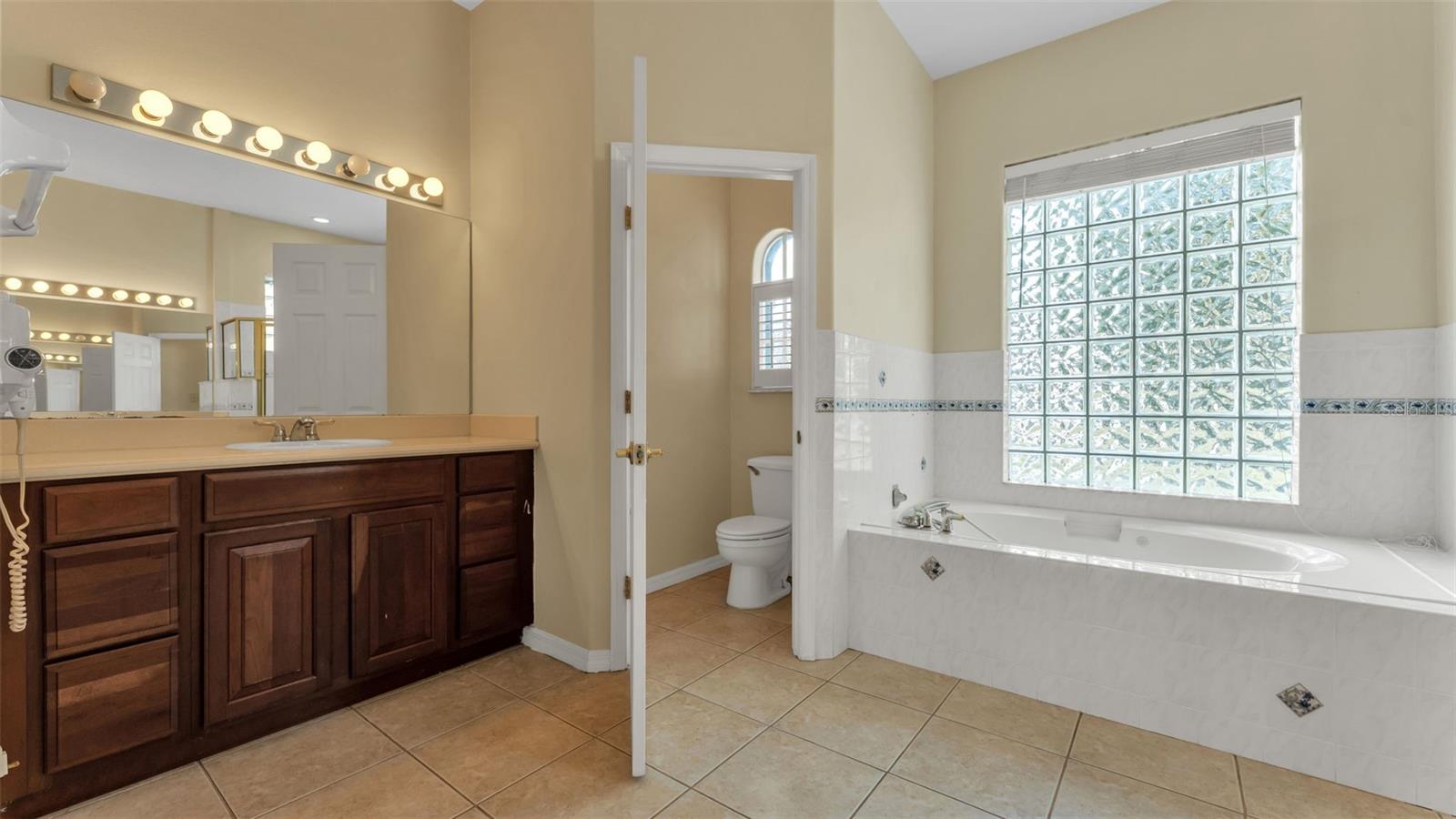 Image 31 of 61 For 2664 Country Club Road N