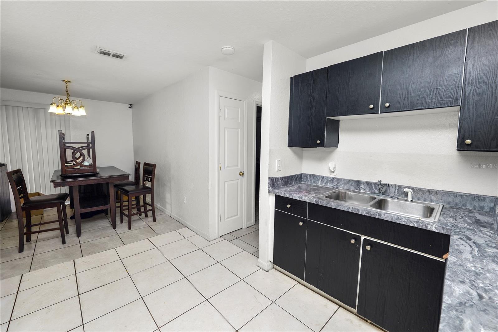 Image 5 of 13 For 1060 Austin Street