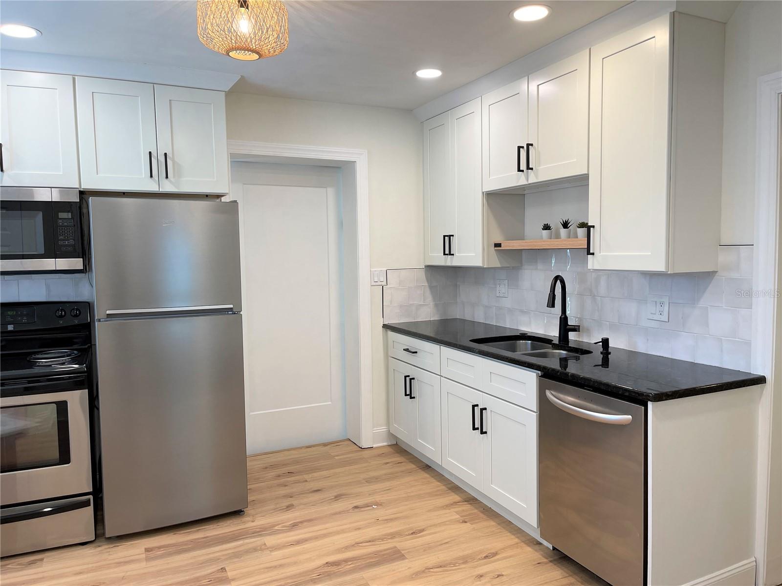 Image 7 of 27 For 309 Palm Drive