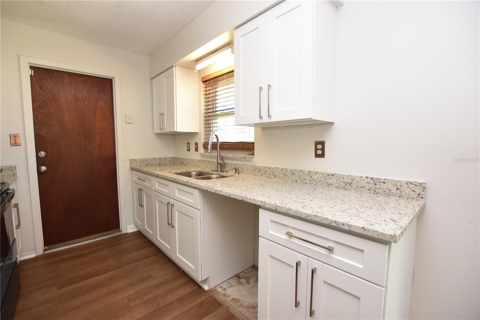 Image 3 of 25 For 1015 Tee Circle