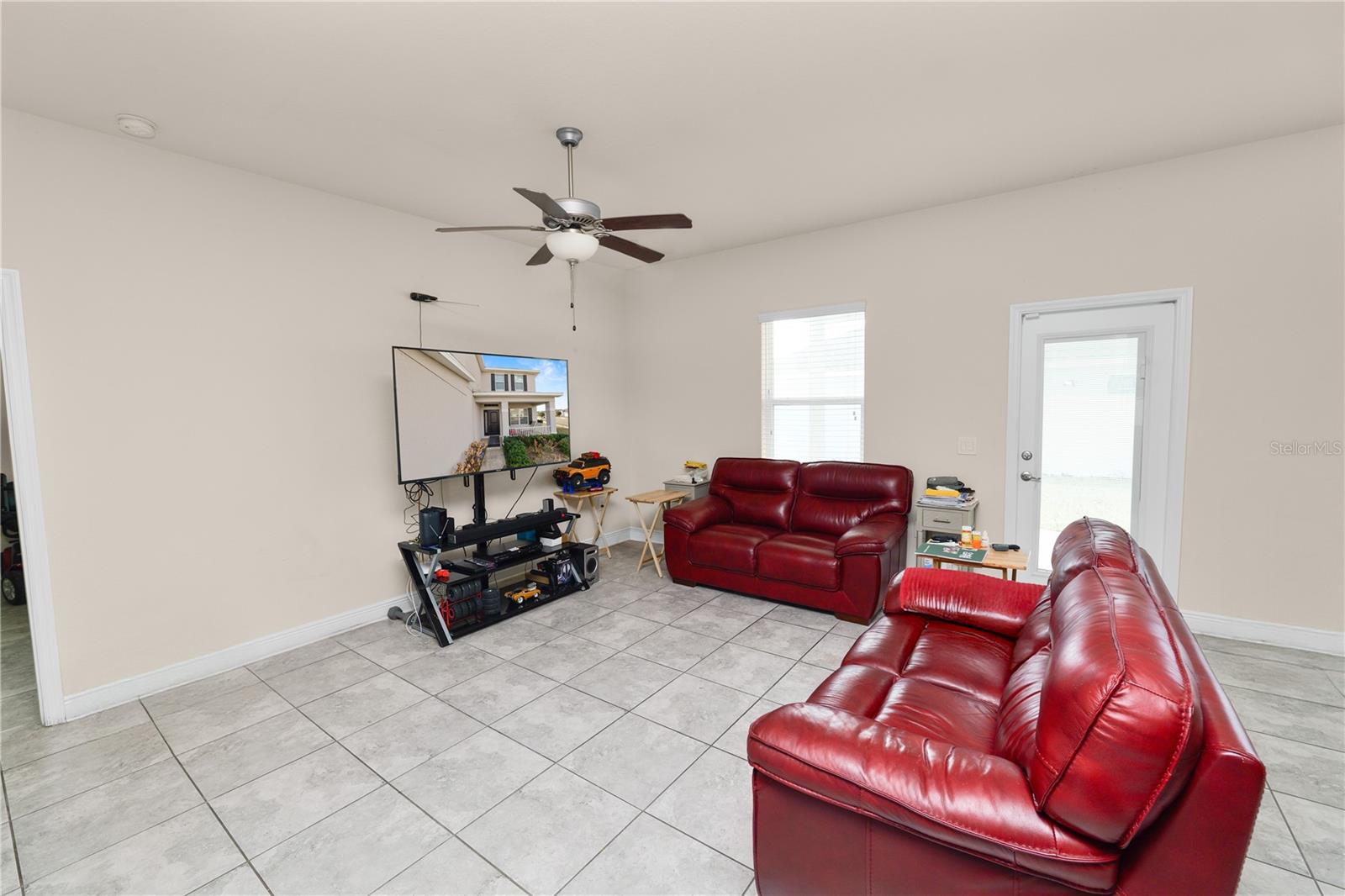 Image 7 of 51 For 829 Landmark Hills Drive