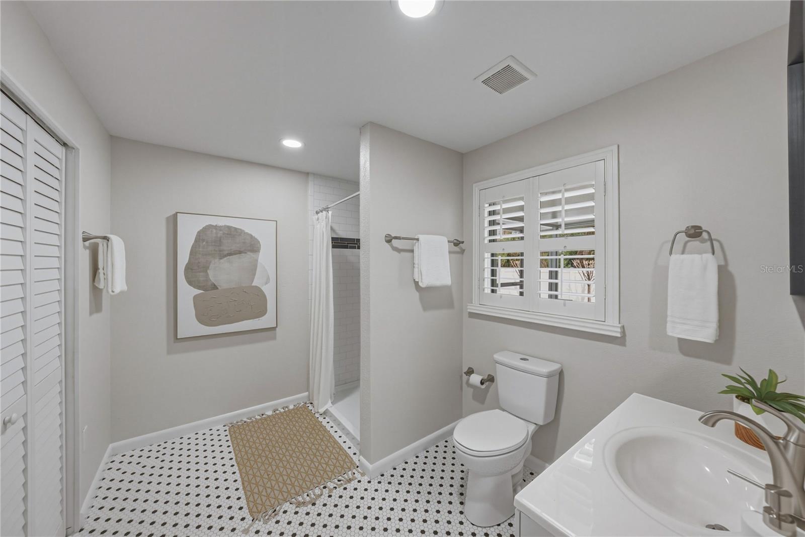 Image 23 of 69 For 1001 Euclid Avenue