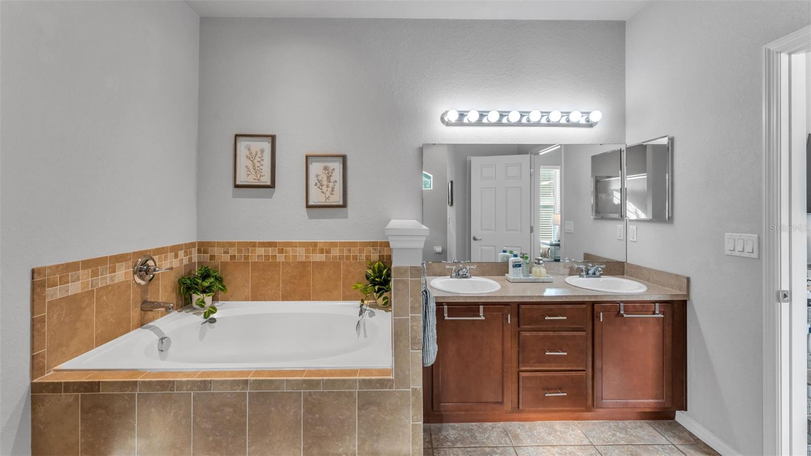 Image 28 of 55 For 2821 Sheldon Street