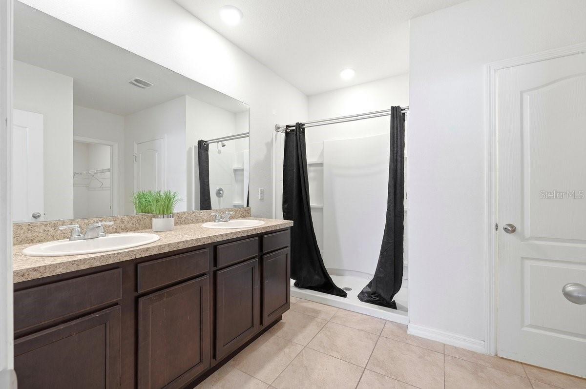 Image 13 of 29 For 920 Summer Glen Drive