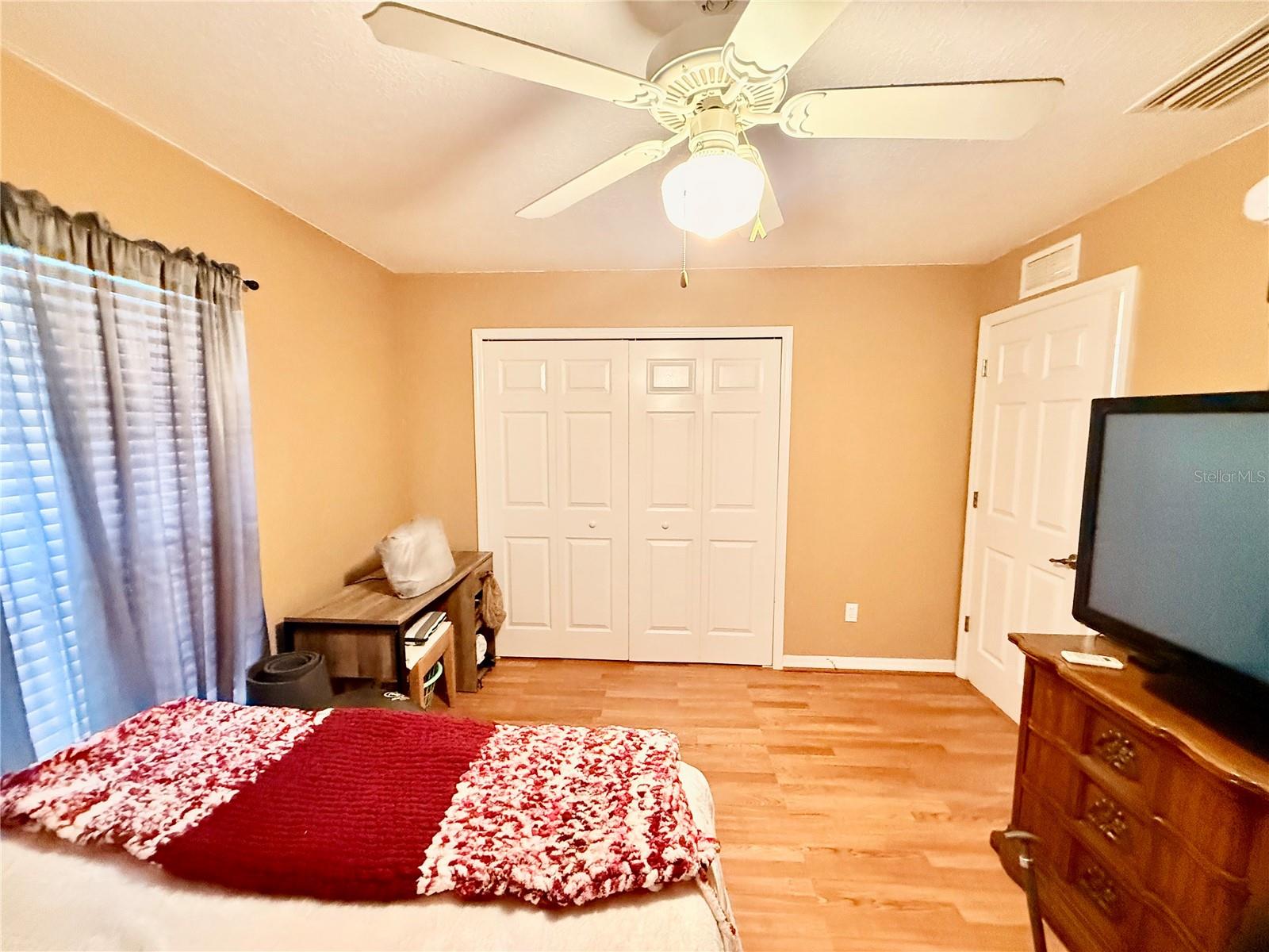 Image 21 of 39 For 478 Humphrey Avenue