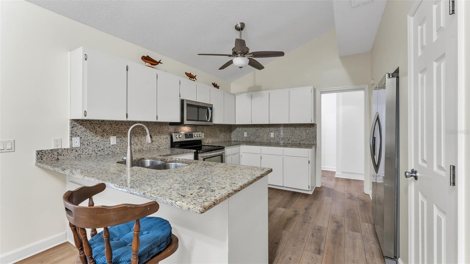 Listing photo id 9 for 6400 Forestwood Drive E