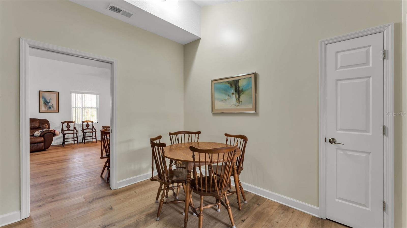 Listing photo id 13 for 6400 Forestwood Drive E