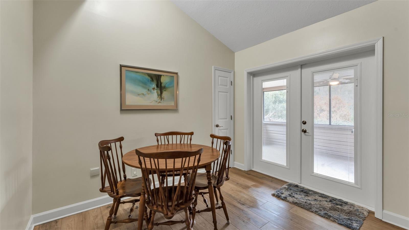 Listing photo id 14 for 6400 Forestwood Drive E