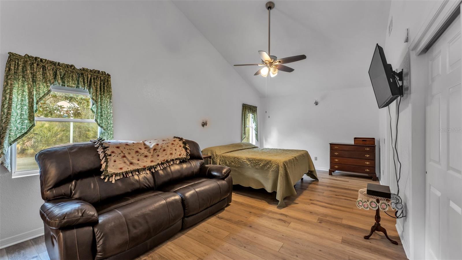 Listing photo id 15 for 6400 Forestwood Drive E