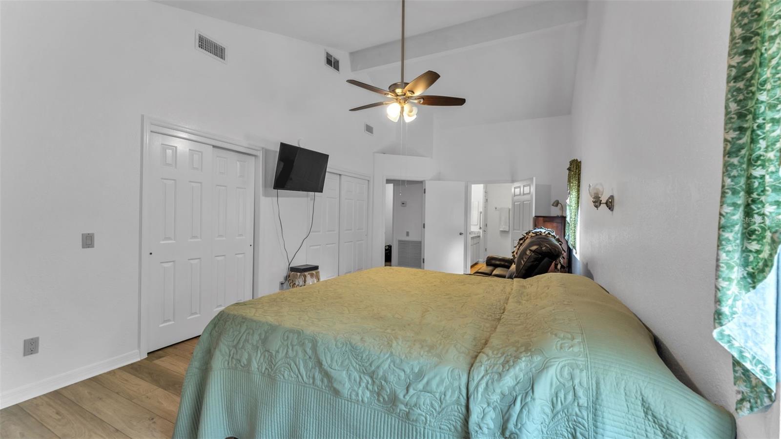 Listing photo id 16 for 6400 Forestwood Drive E