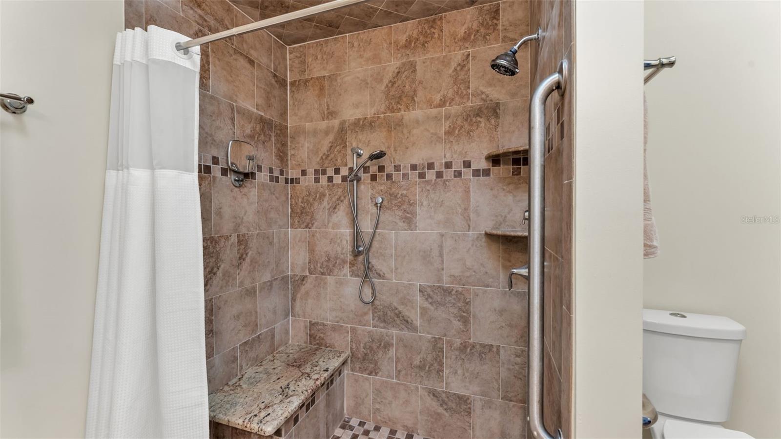 Listing photo id 18 for 6400 Forestwood Drive E