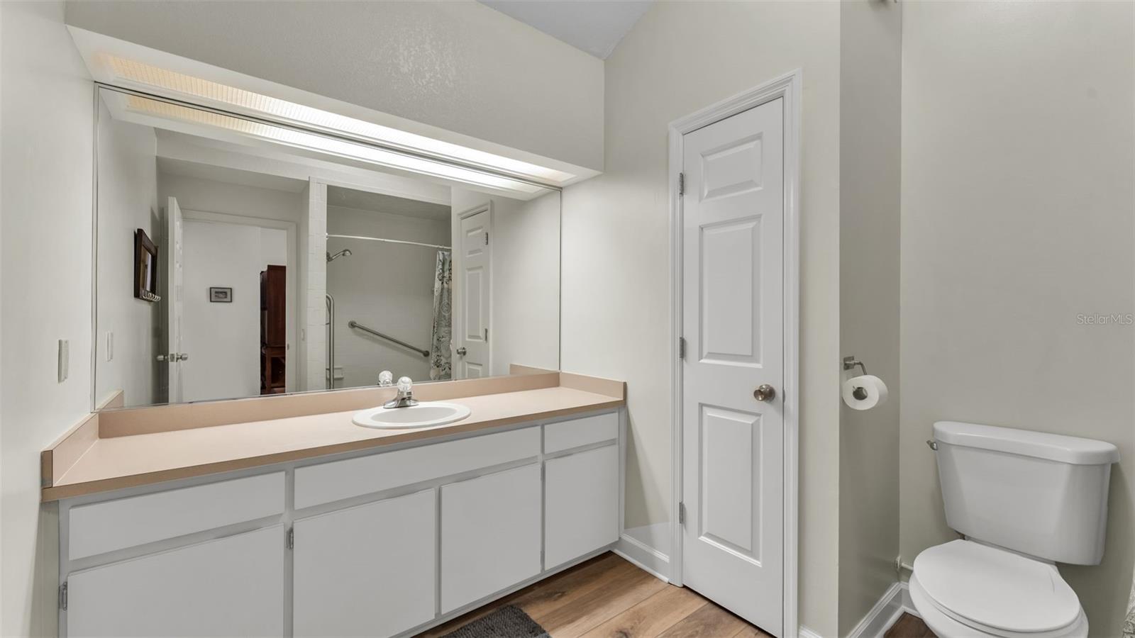 Listing photo id 25 for 6400 Forestwood Drive E