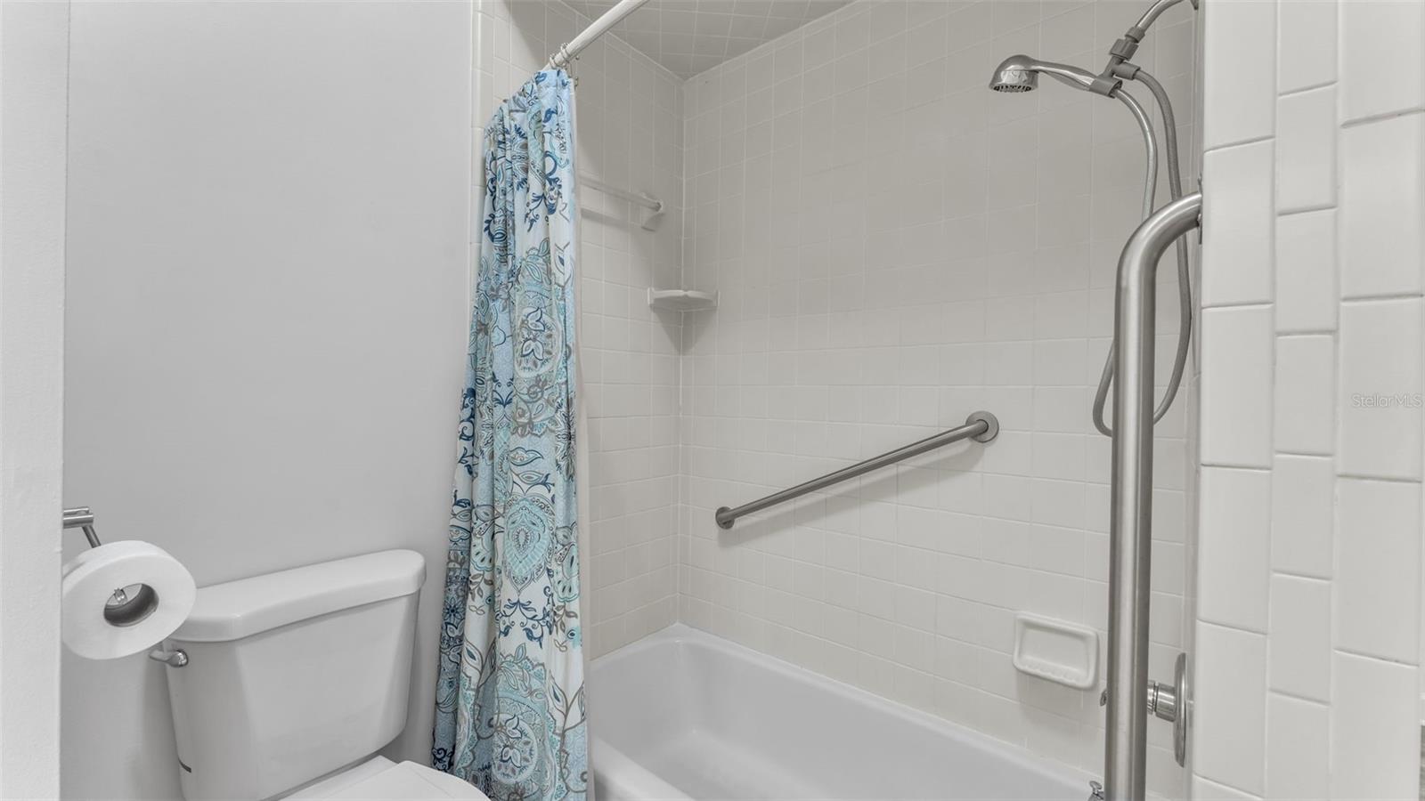 Listing photo id 26 for 6400 Forestwood Drive E