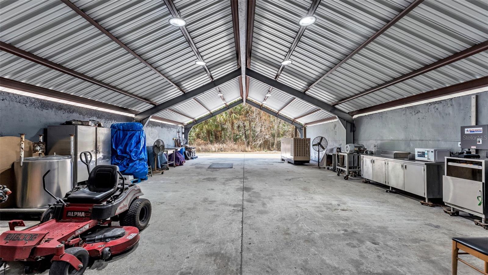 Listing photo id 41 for 6400 Forestwood Drive E