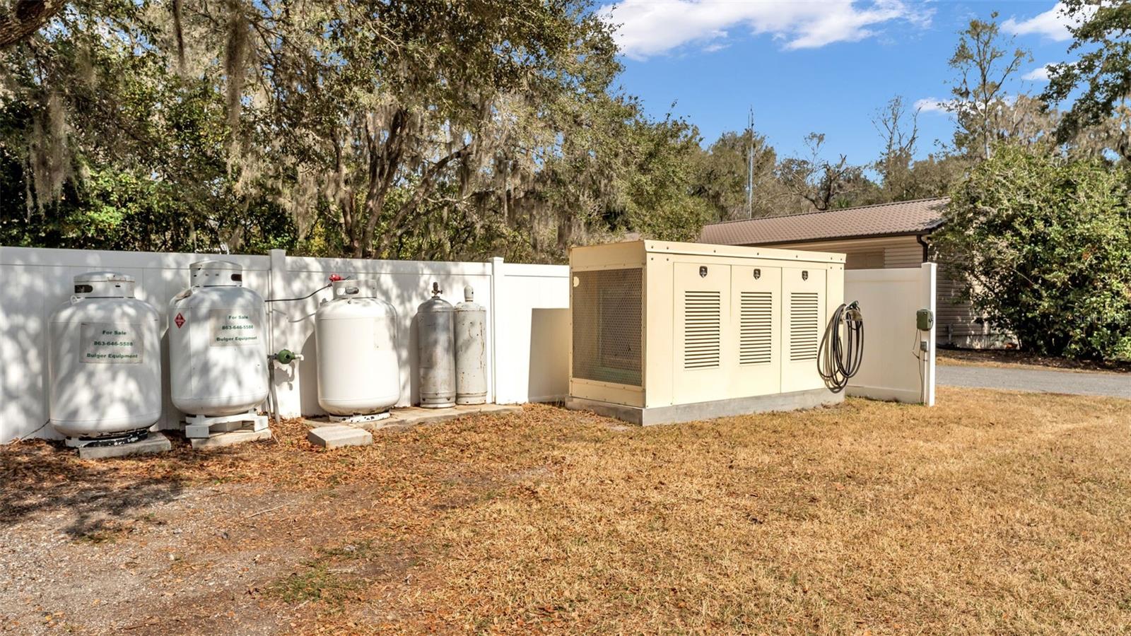 Listing photo id 47 for 6400 Forestwood Drive E