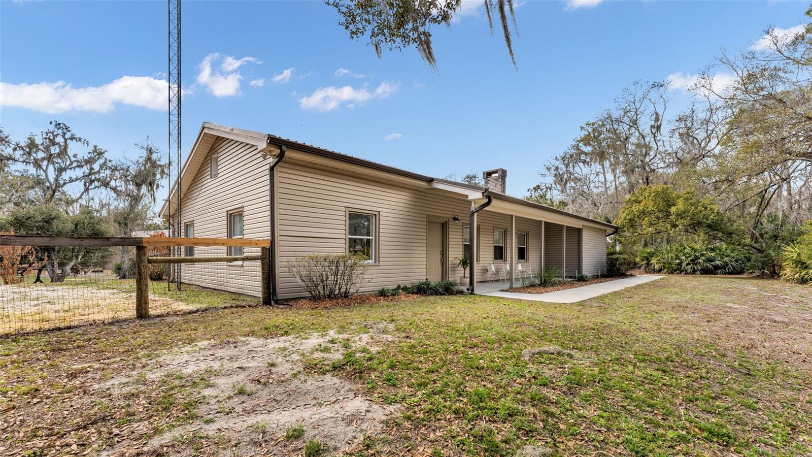 Listing photo id 4 for 6400 Forestwood Drive E