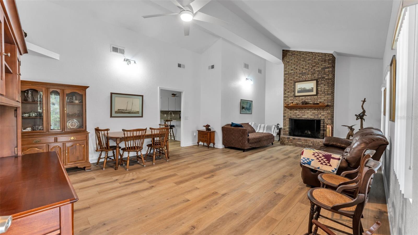 Listing photo id 5 for 6400 Forestwood Drive E