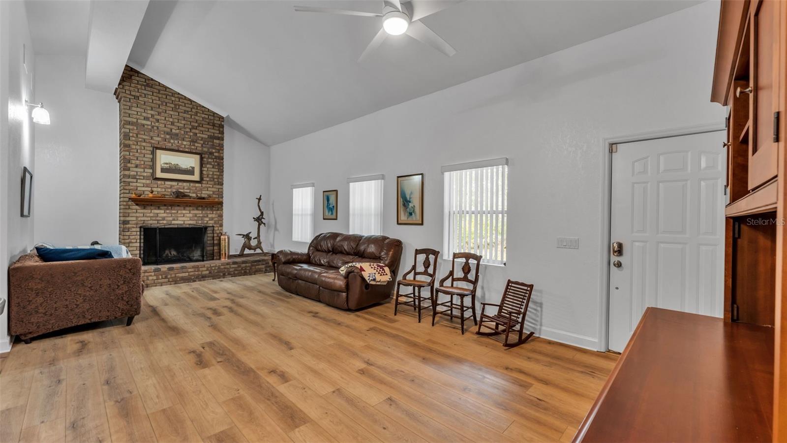 Listing photo id 6 for 6400 Forestwood Drive E