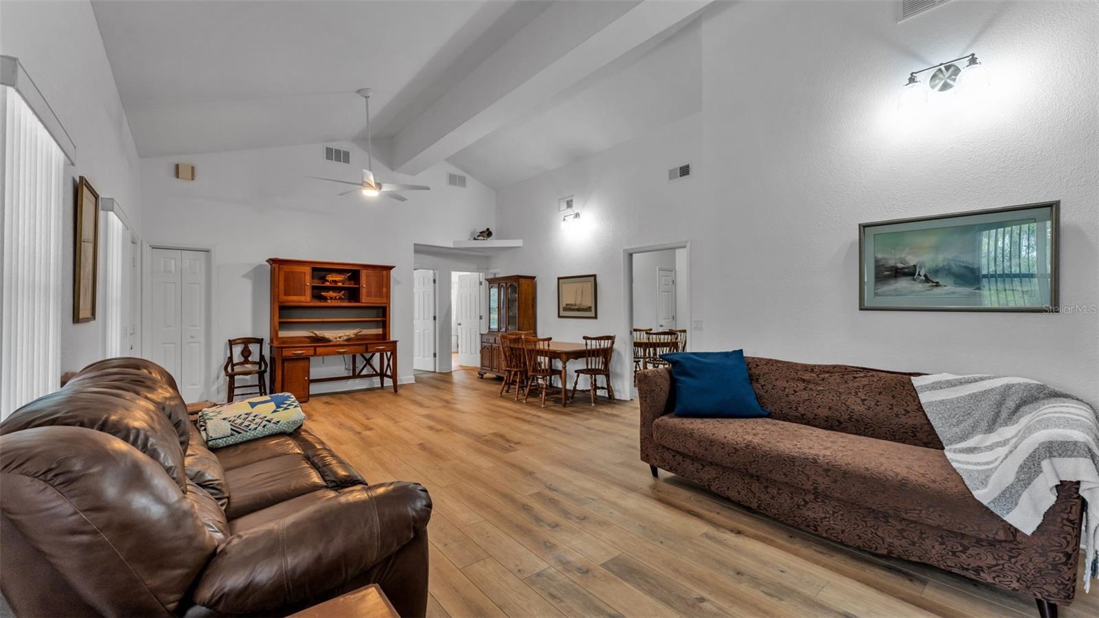 Listing photo id 7 for 6400 Forestwood Drive E