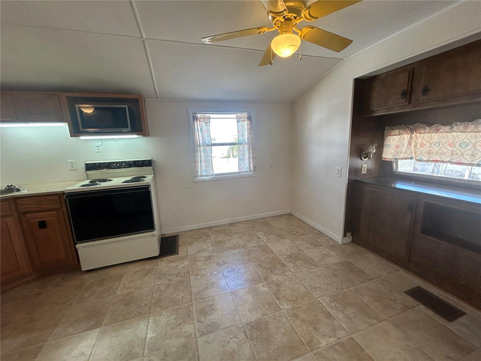 Image 14 of 36 For 6 Red Quill Circle