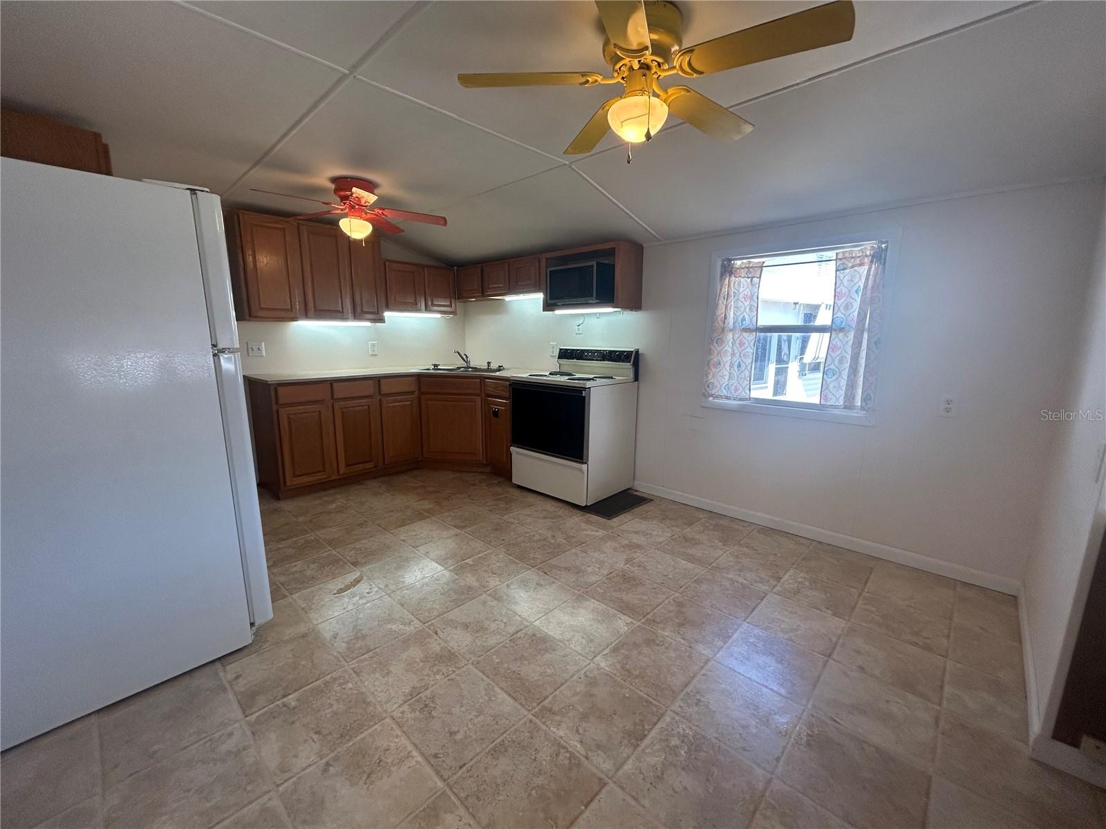 Image 19 of 36 For 6 Red Quill Circle