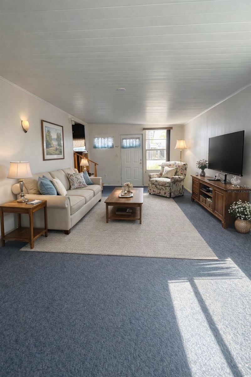 Image 2 of 36 For 6 Red Quill Circle