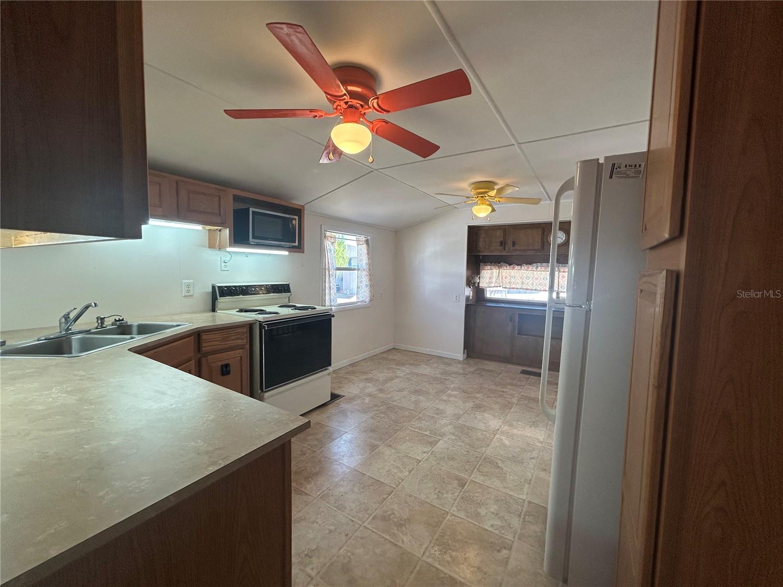 Image 21 of 36 For 6 Red Quill Circle