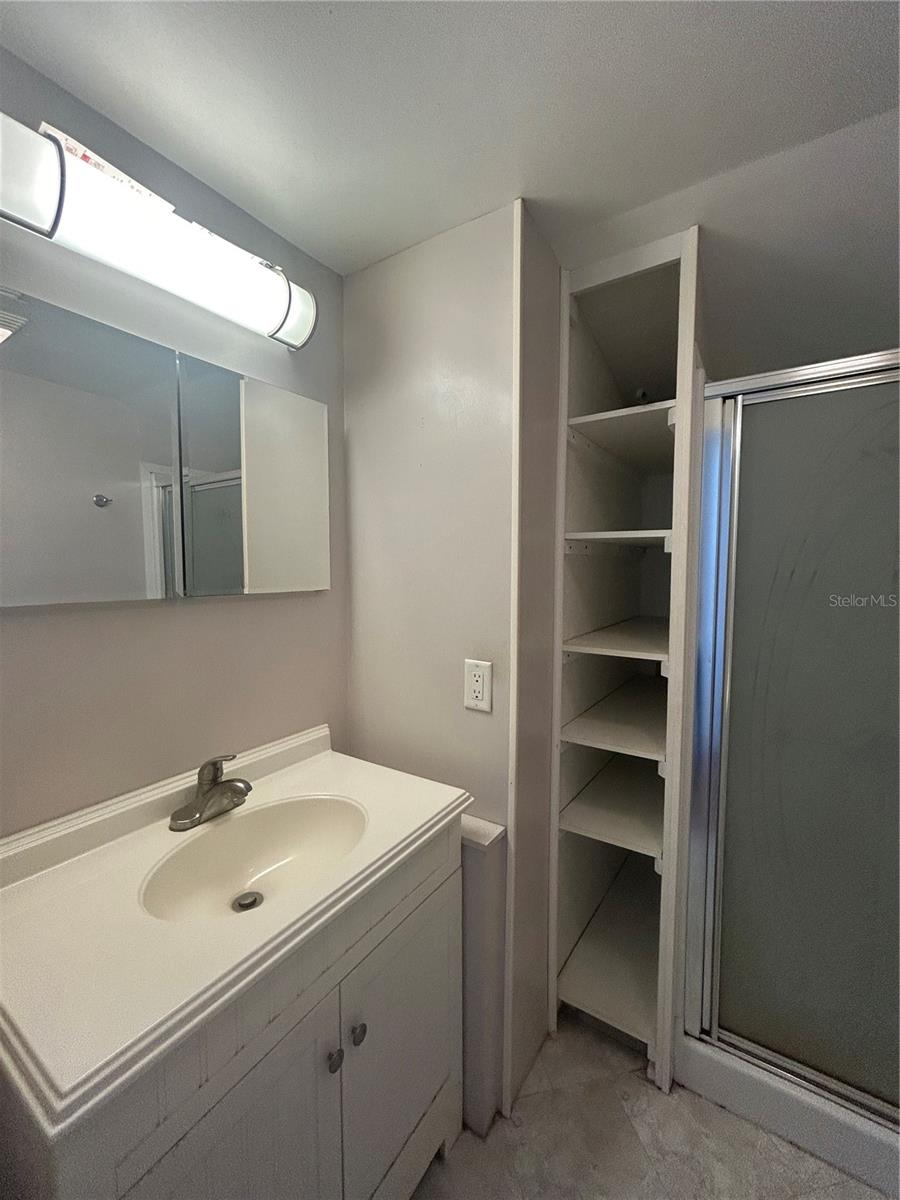 Image 23 of 36 For 6 Red Quill Circle