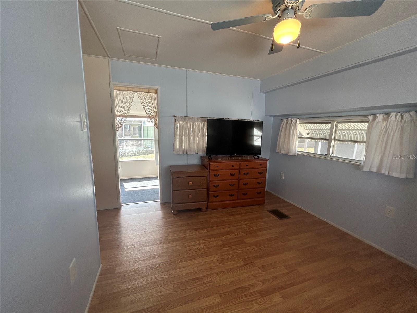 Image 24 of 36 For 6 Red Quill Circle