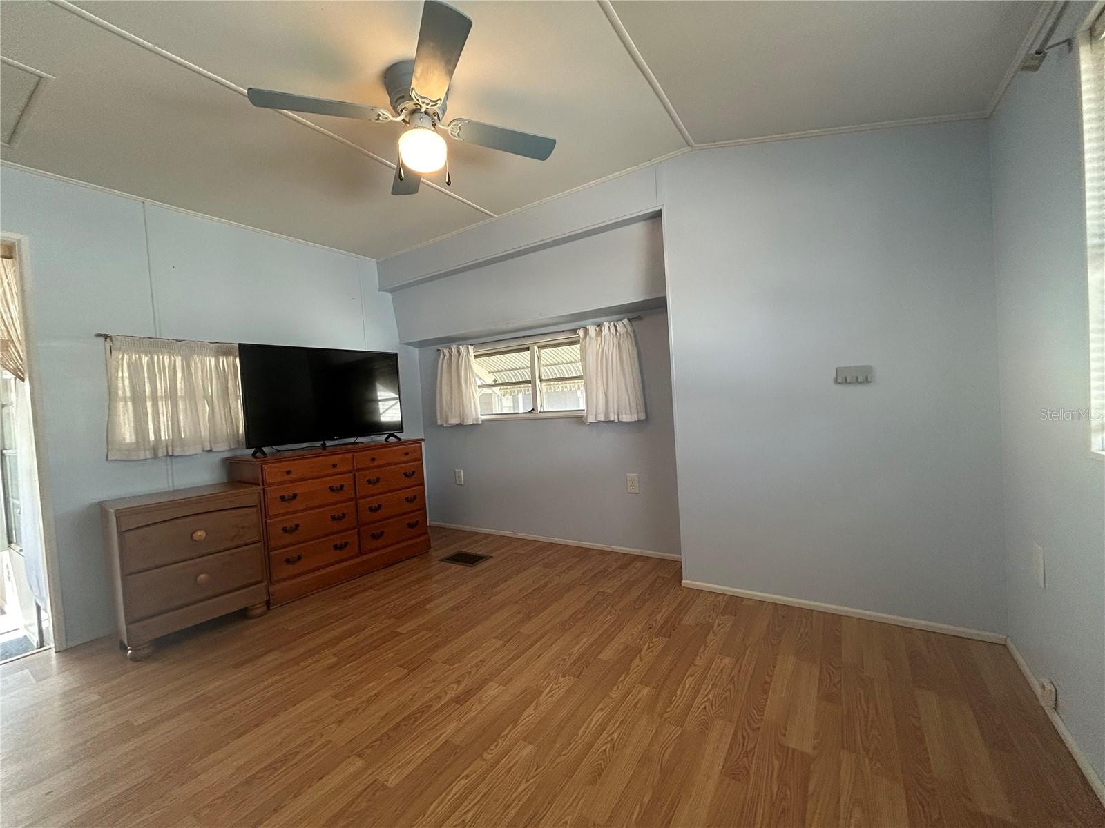 Image 25 of 36 For 6 Red Quill Circle