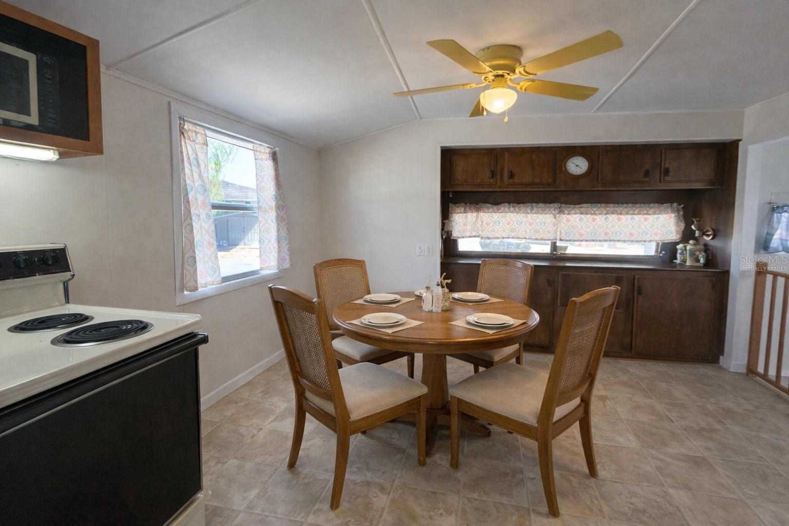 Image 3 of 36 For 6 Red Quill Circle