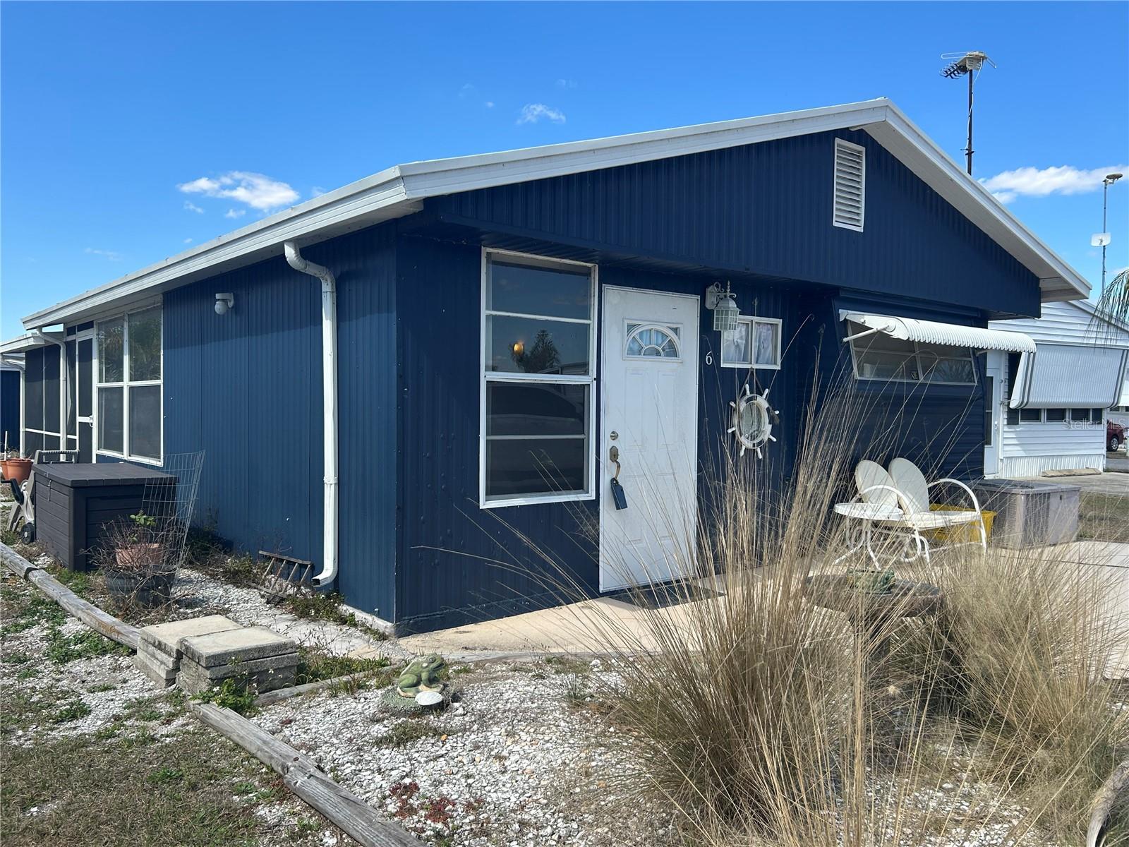 Image 34 of 36 For 6 Red Quill Circle