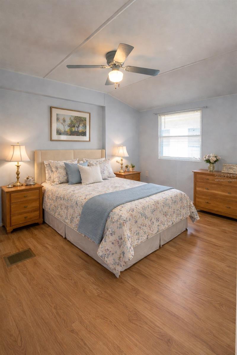 Image 4 of 36 For 6 Red Quill Circle