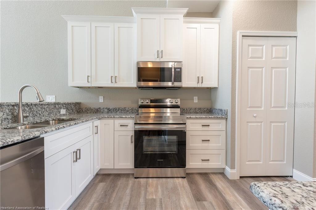 Image 22 of 47 For 1942 Oasis Boulevard 1942