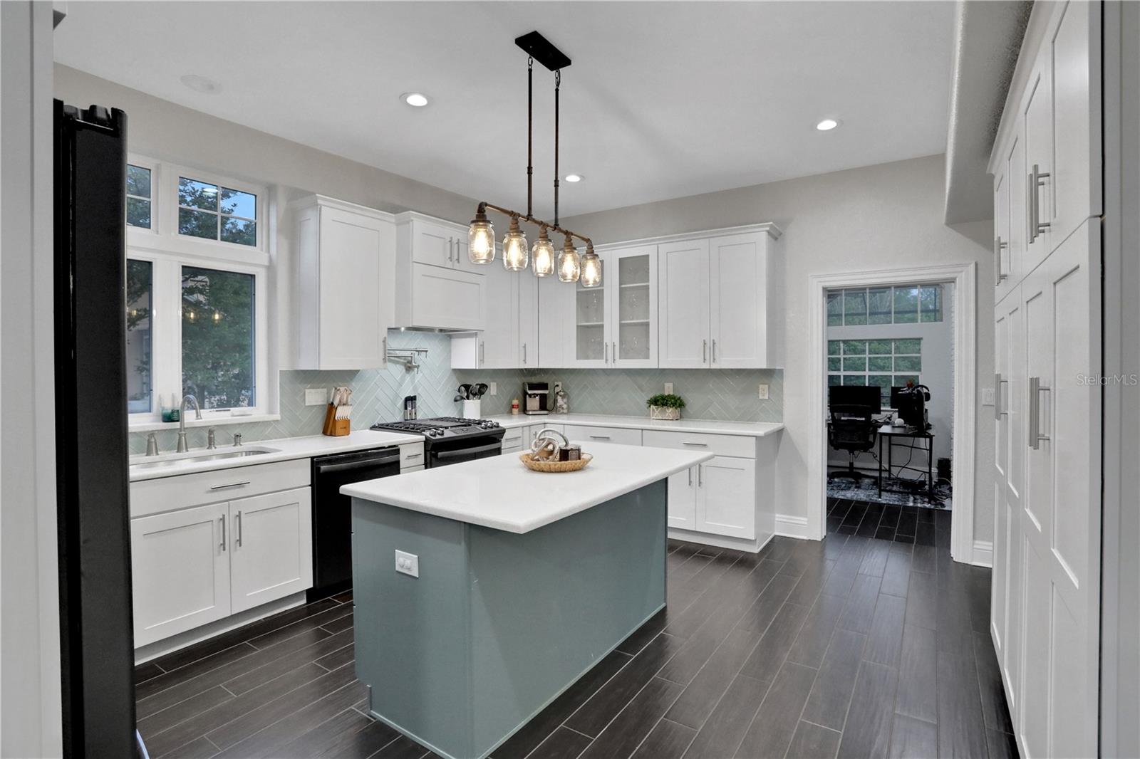 Image 28 of 75 For 109 Van Fleet Court