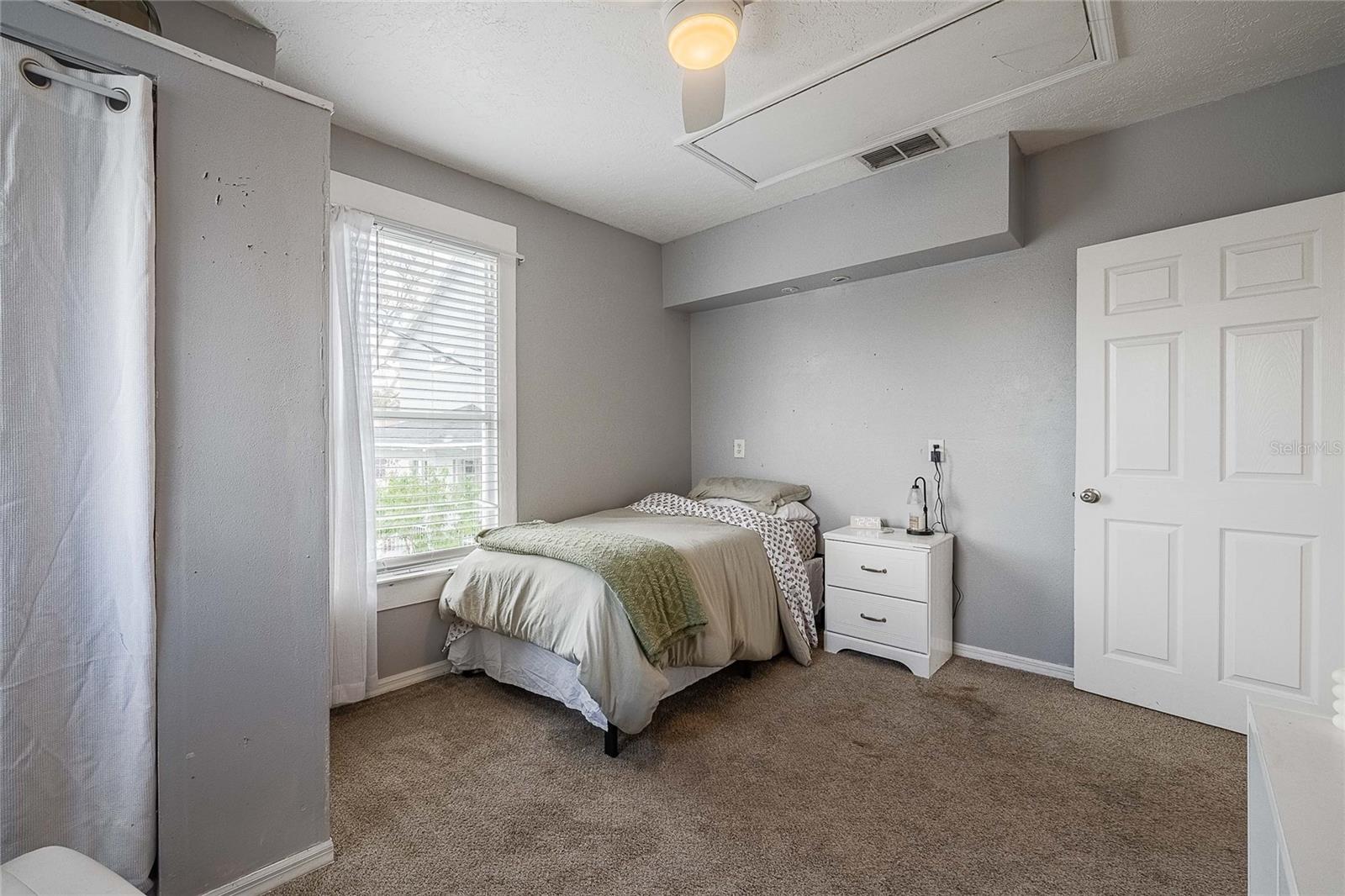 Image 10 of 49 For 402 Poinsettia Street