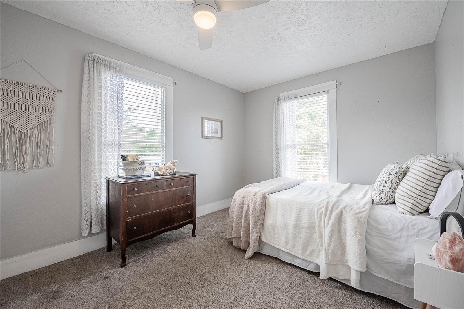 Image 11 of 49 For 402 Poinsettia Street