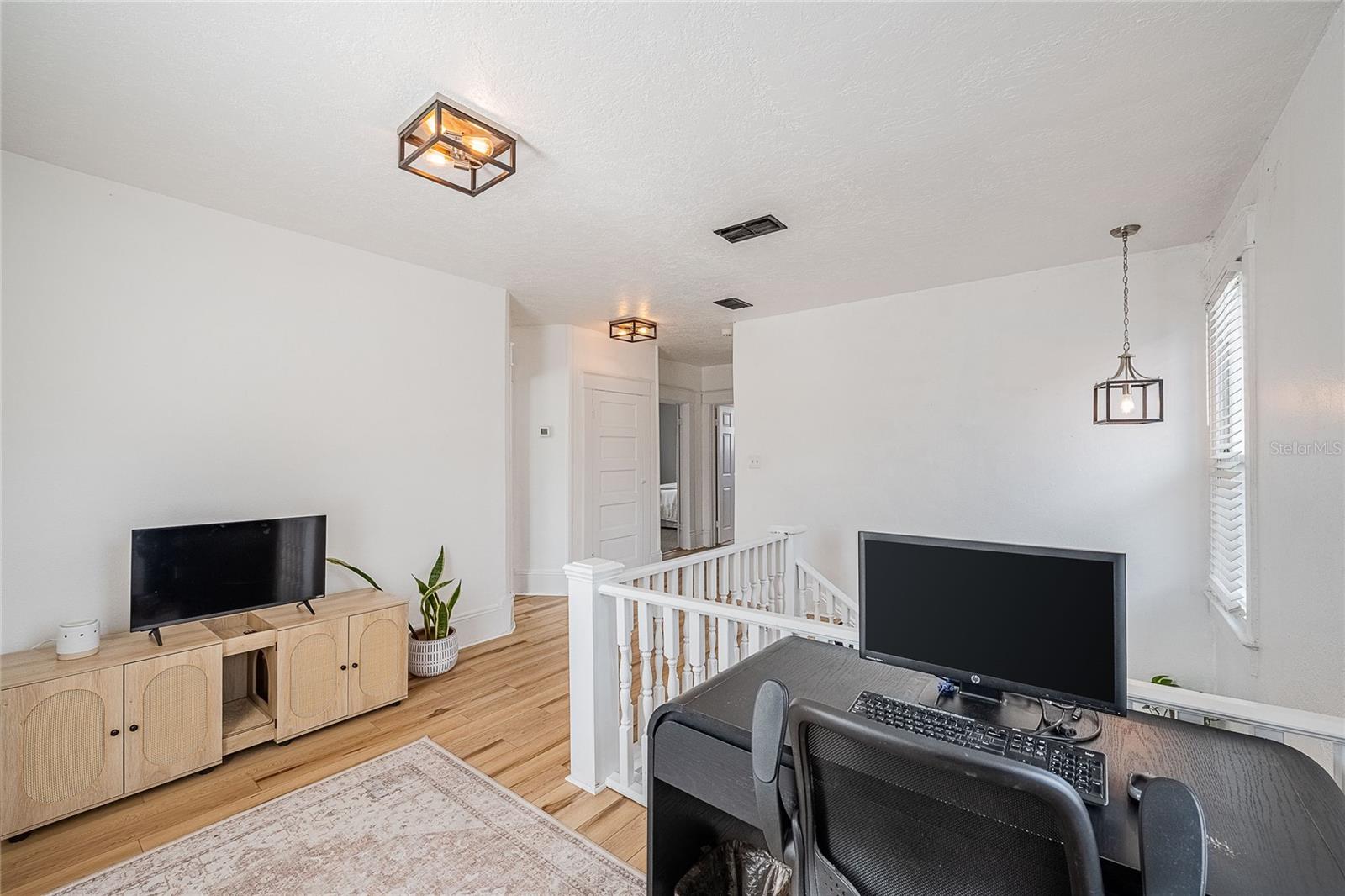 Image 18 of 49 For 402 Poinsettia Street