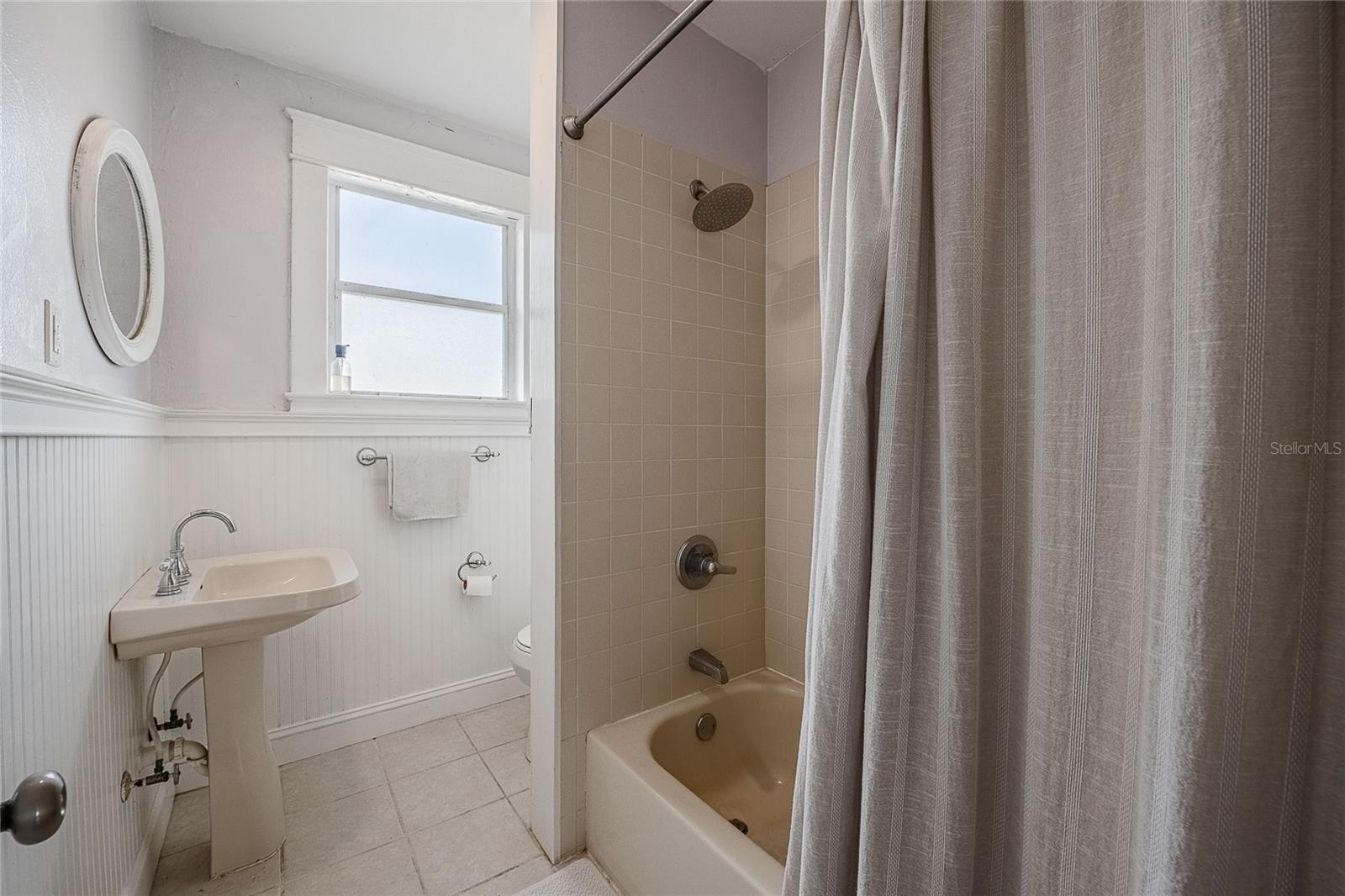 Image 21 of 49 For 402 Poinsettia Street