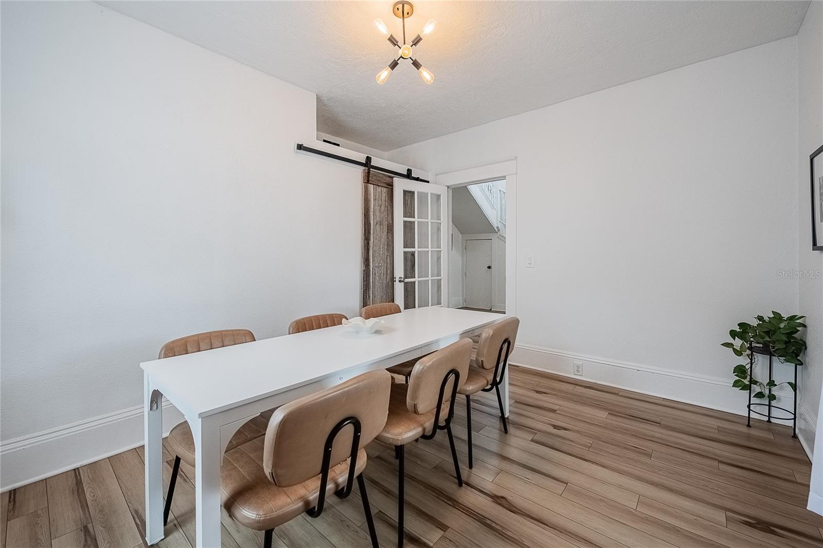 Image 24 of 49 For 402 Poinsettia Street