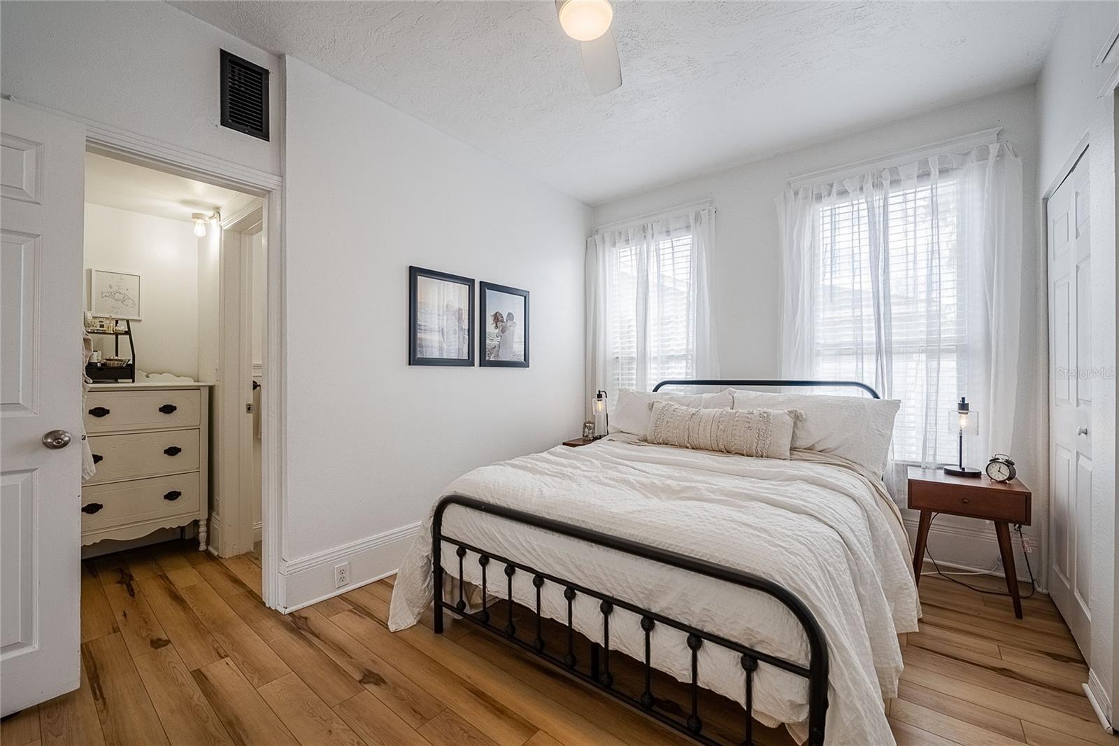 Image 30 of 49 For 402 Poinsettia Street