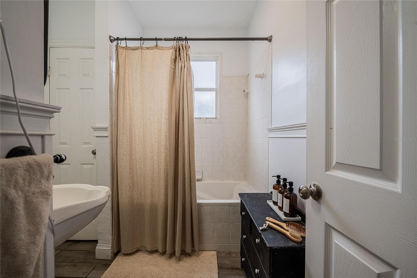 Image 31 of 49 For 402 Poinsettia Street