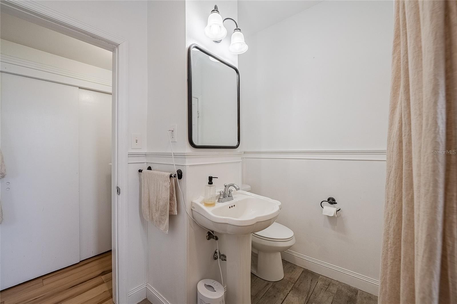 Image 32 of 49 For 402 Poinsettia Street