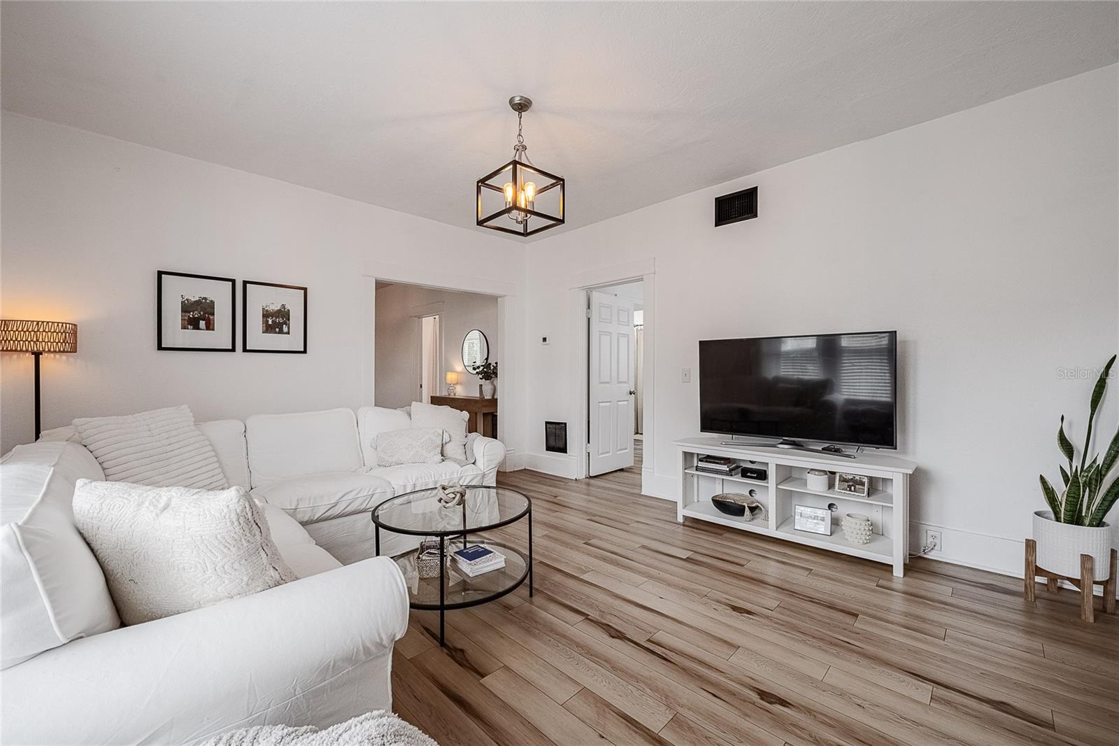 Image 34 of 49 For 402 Poinsettia Street