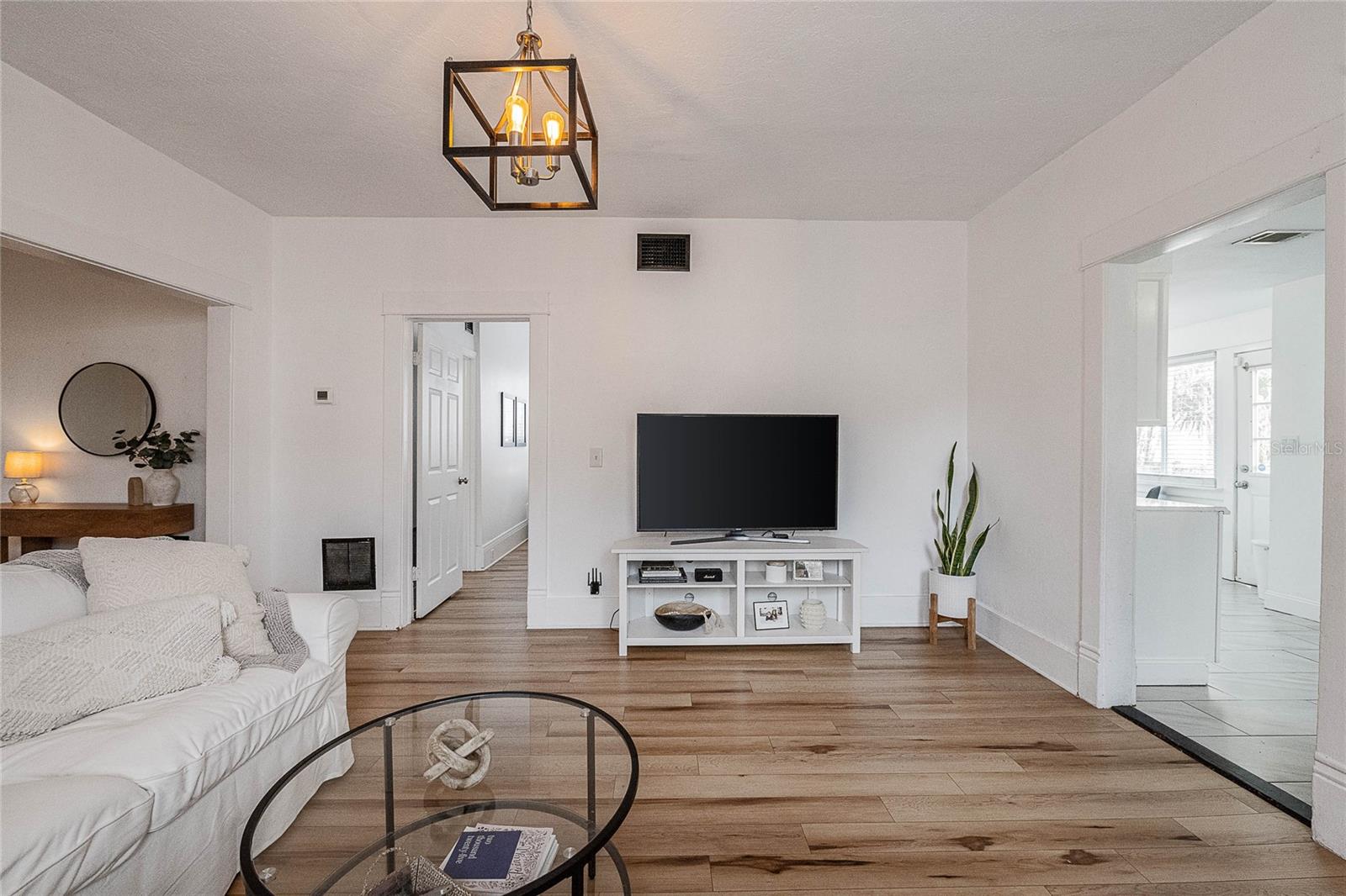 Image 36 of 49 For 402 Poinsettia Street