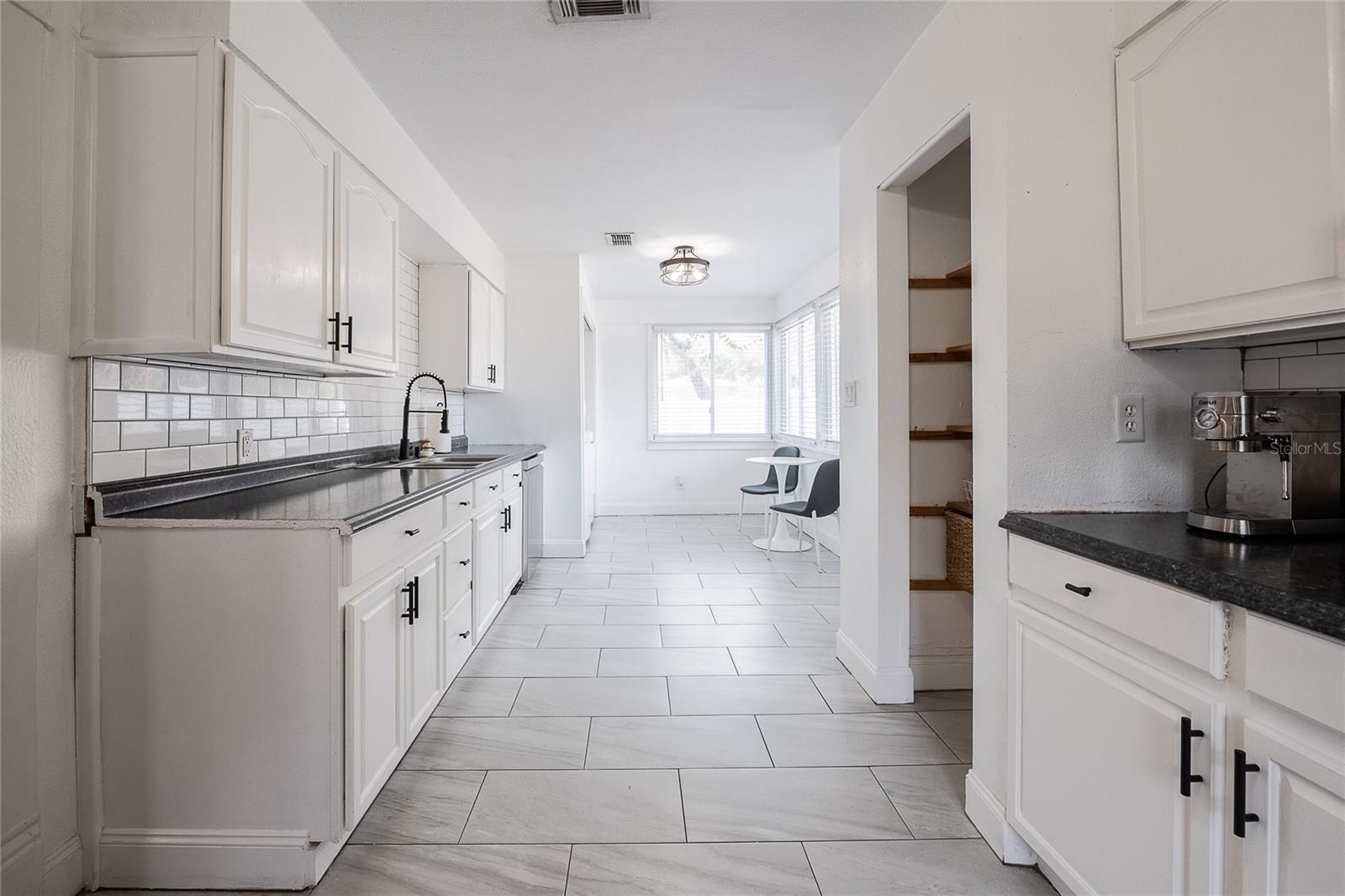 Image 38 of 49 For 402 Poinsettia Street