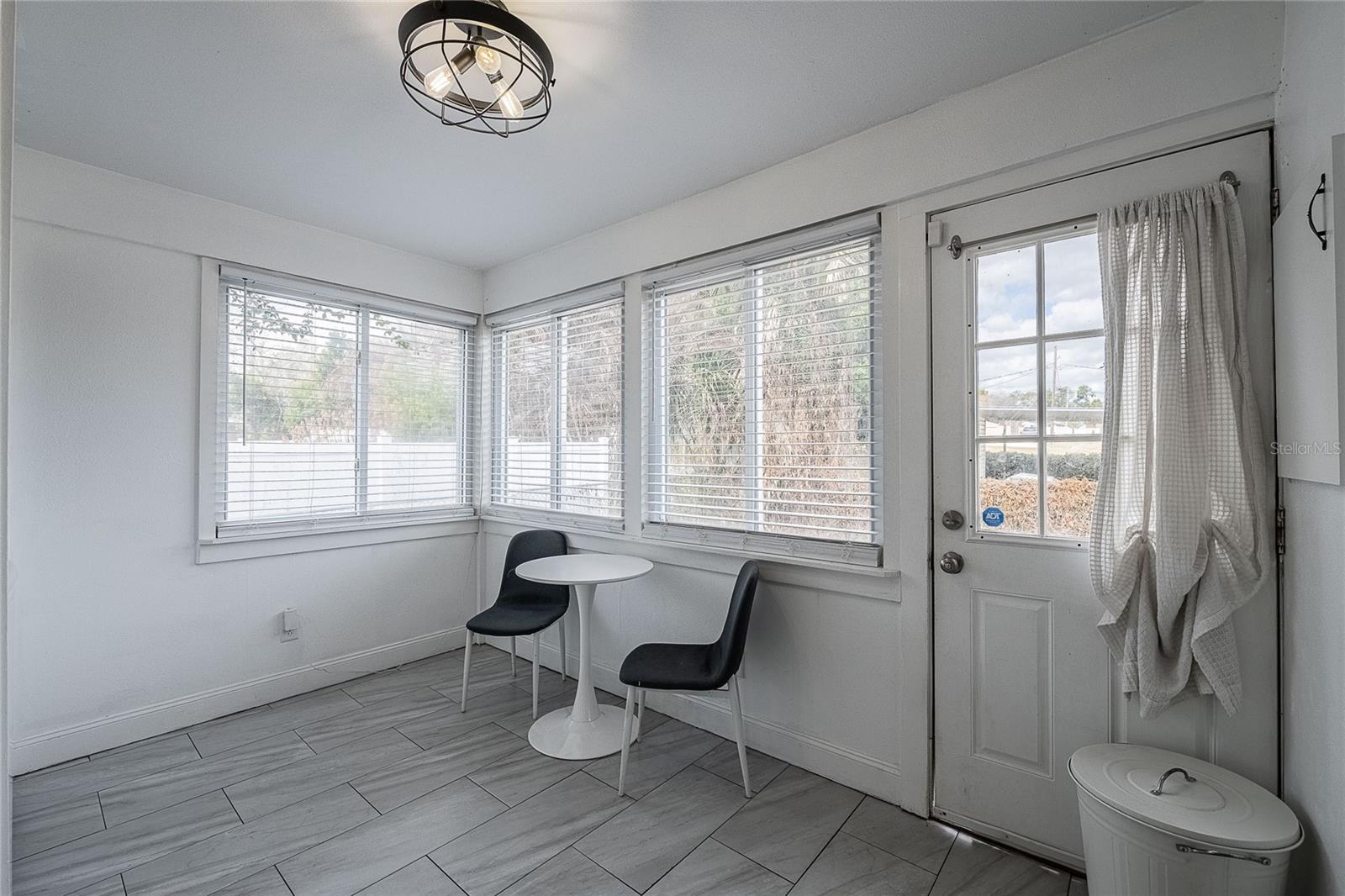 Image 39 of 49 For 402 Poinsettia Street