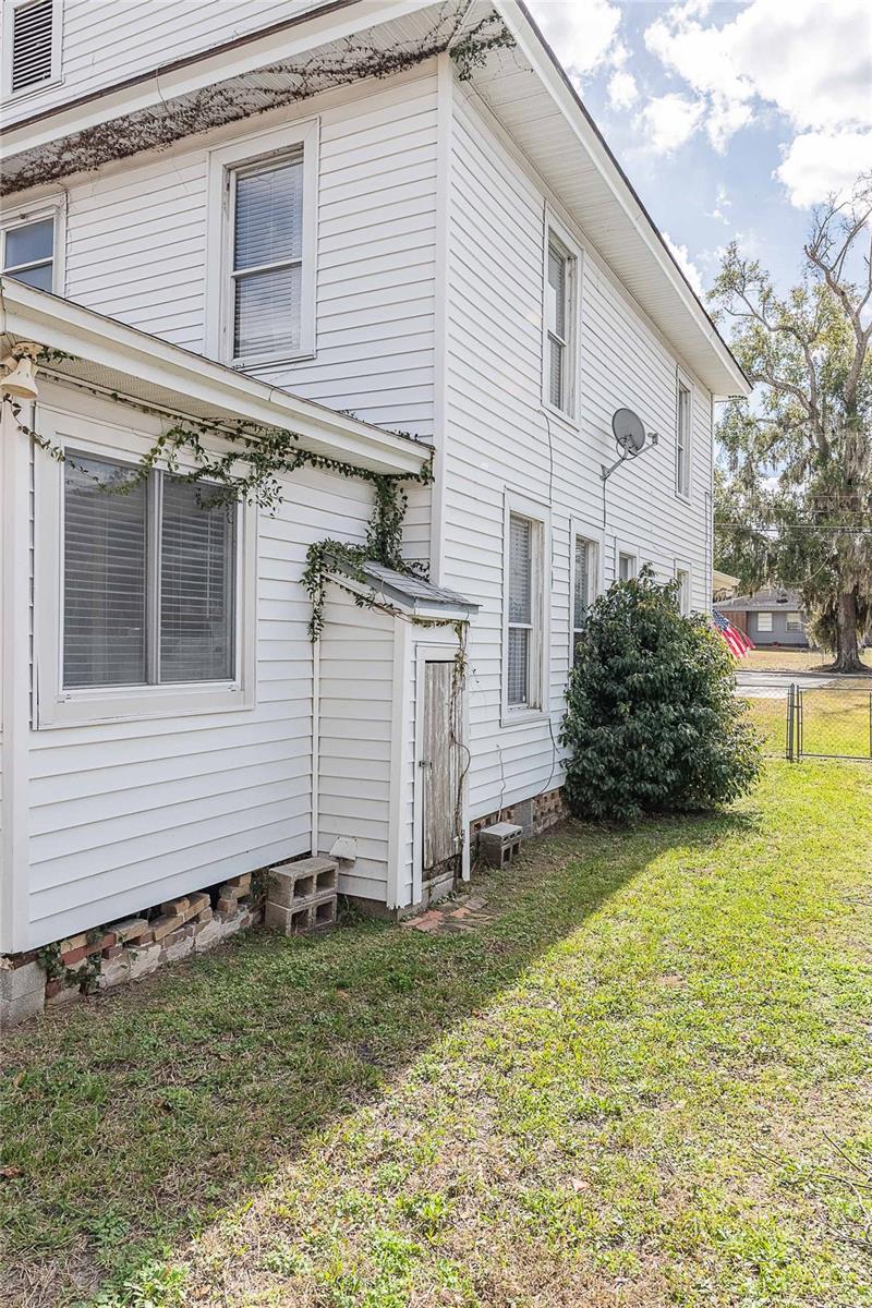 Image 48 of 49 For 402 Poinsettia Street