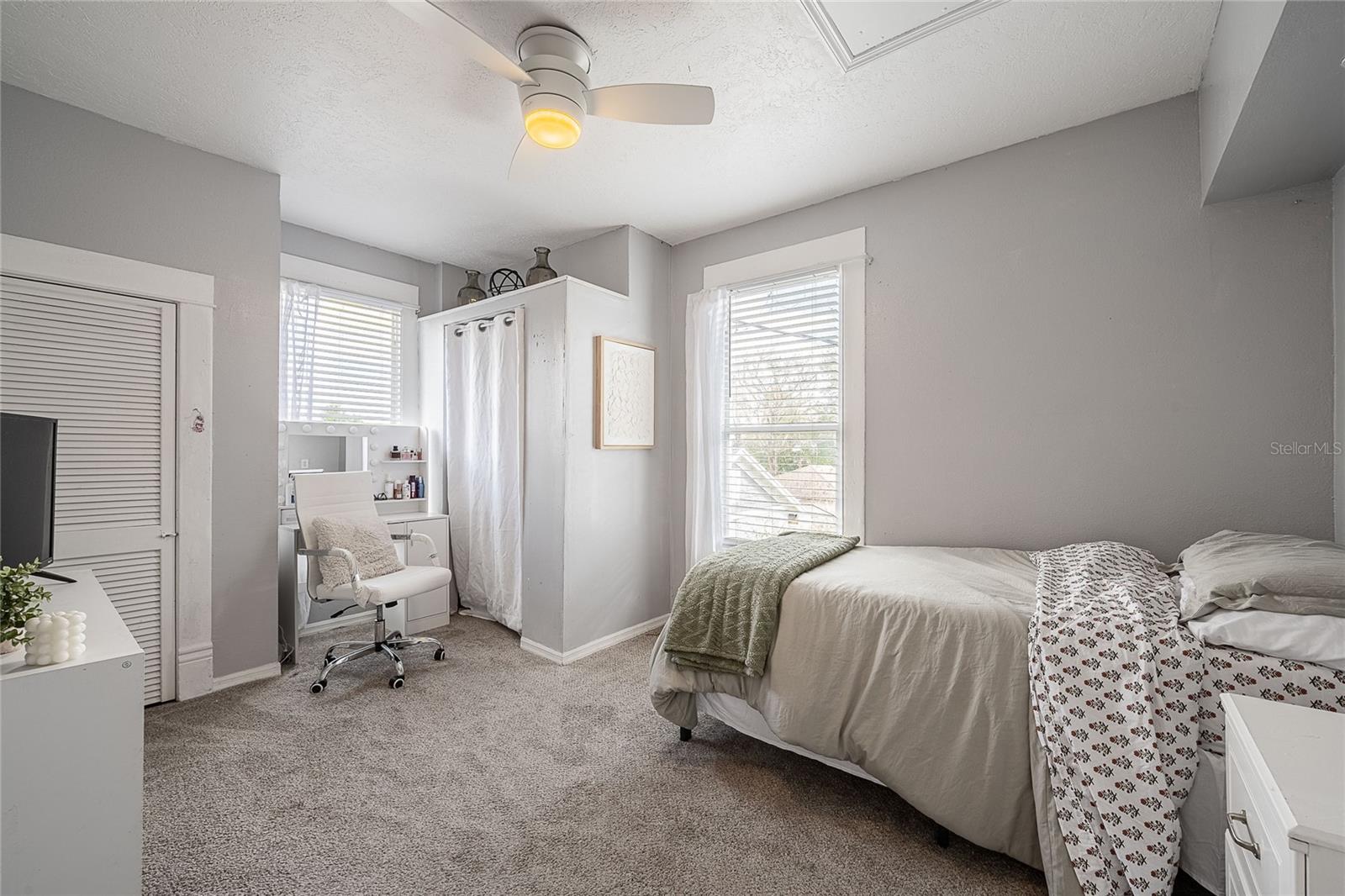 Image 9 of 49 For 402 Poinsettia Street