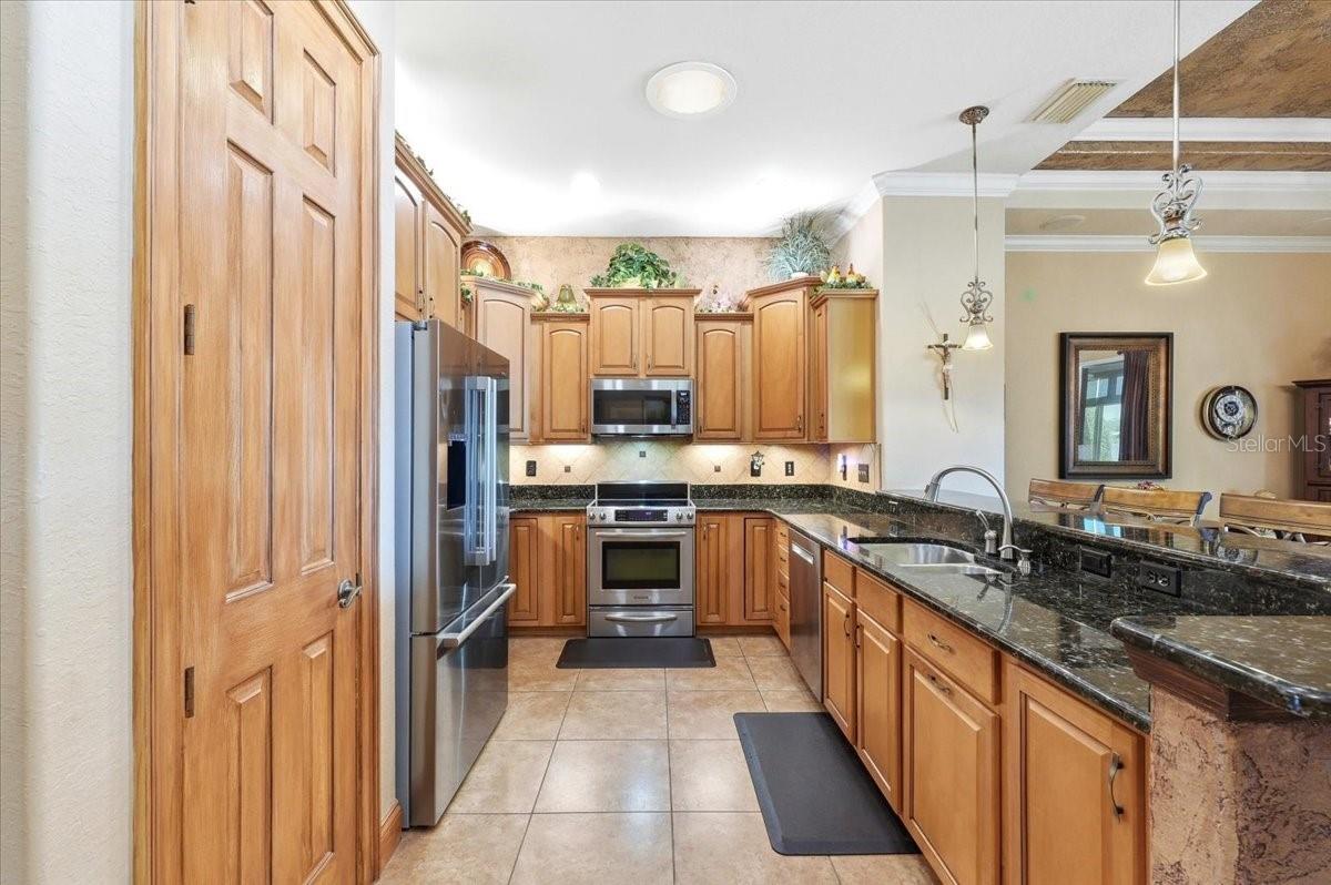 Image 17 of 48 For 548 Meandering Way